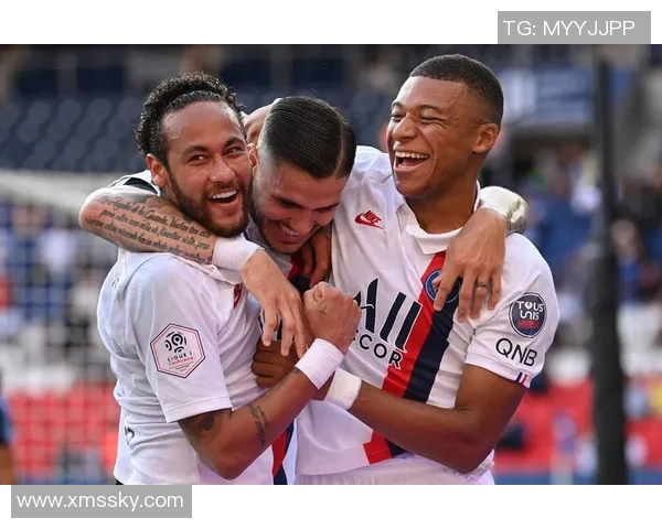 足球明星与足球亲密合影展现激情与梦想的瞬间